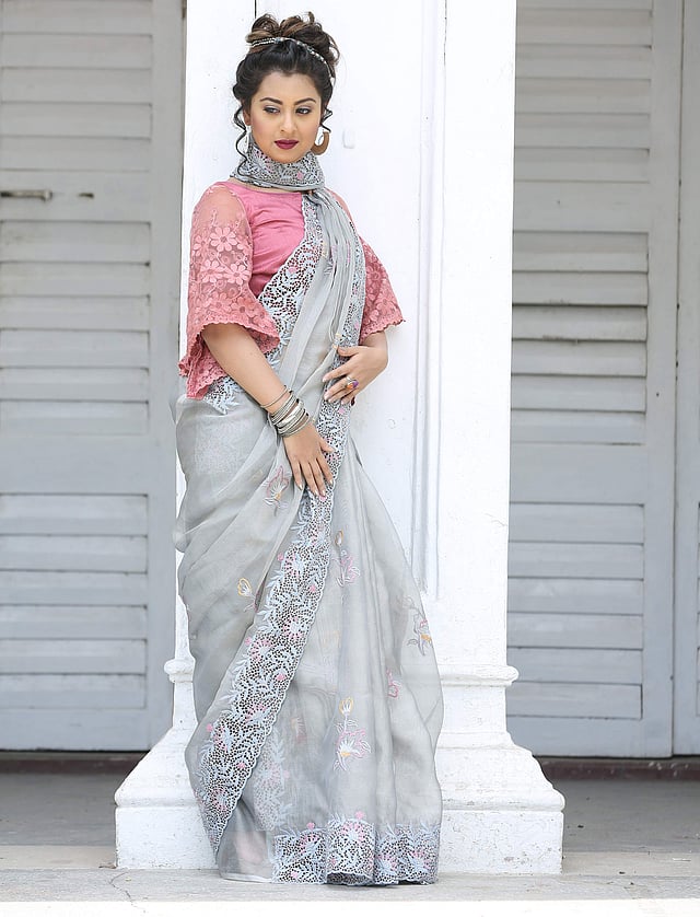 বিকেলে বেড়ানোর সময় আরাম দেবে মসলিনে কাটওয়ার্ক করা শাড়ি। শাড়ি: টাঙ্গাইল শাড়ি কুটির