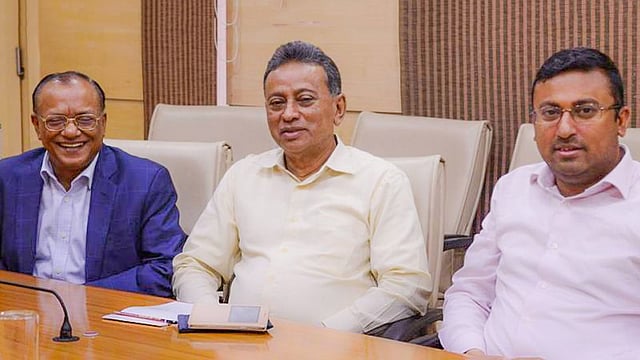 সম্প্রতি ভারত সফর করেন বিএনপির স্থায়ী কমিটির সদস্য আমীর খসরু মাহমুদ চৌধুরী, ভাইস চেয়ারম্যান আবদুল আউয়াল মিন্টু ও আন্তর্জাতিক বিষয়ক সম্পাদক হুমায়ুন কবীর। ছবি: সংগৃহীত