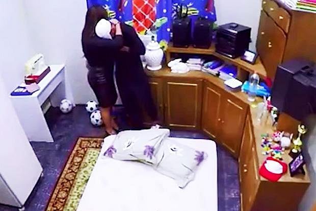 অবিকল শৈশবের সেই কামরা! মাকে জড়িয়ে ধরে কাঁদছেন নেইমার। ছবি: সংগৃহীত