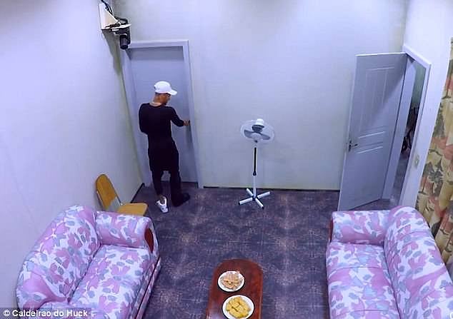 নেইমার ছোট থাকতে তাঁদের ঘরের বসার কক্ষ ঠিক এমন ছিল। দরজাটাও পরখ করে দেখছেন ব্রাজিল তারকা। ছবি: সংগৃহীত