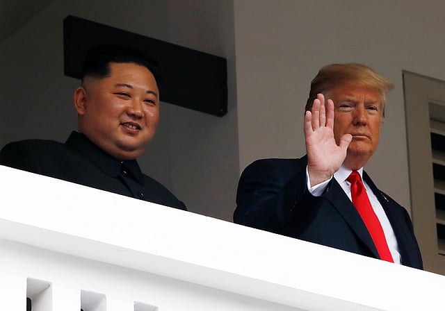 একান্ত বৈঠক শেষে বারান্দায় দাঁড়িয়ে উপস্থিত গণমাধ্যমকর্মীদের উদ্দেশে হাত নাড়েন ডোনাল্ড ট্রাম্প ও কিম জং-উন।