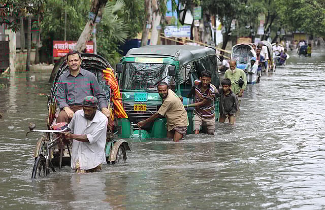 জলাবদ্ধতায় চরম দুর্ভোগ পোহাতে হয় নগরবাসীকে। আগ্রাবাদ সিডিএ এলাকা, চট্টগ্রাম, ১১ জুন। ছবি: জুয়েল শীল