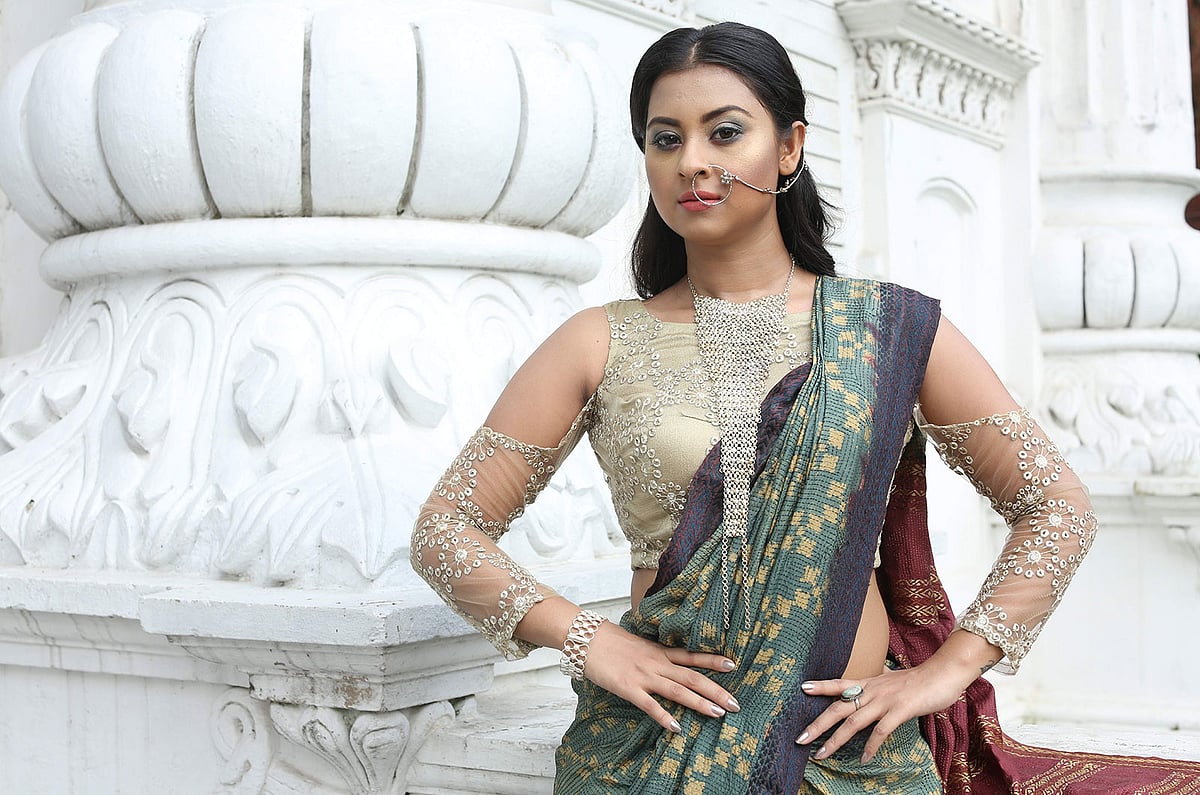 ঈদের শাড়িতে এবার বেশি থাকছে কাঁথাফোঁড় ও বাটিকের কাজ। ব্লাউজেও থাকছে নতুনত্ব। নকশার এ আয়োজনে মডেল হয়েছেন অভিনেত্রী বুবলি, শাড়ি: অরণ্য, সাজ: পারসোনা, স্টাইলিং: আনিকা জাহিন, ছবি: কবির হোসেন