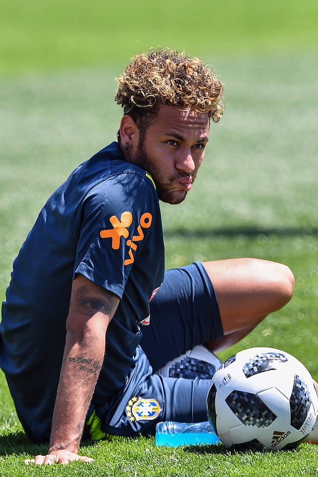 অনুশীলনের আগে আড়মোড়া ভাঙছেন নেইমার। ছবি: এএফপি