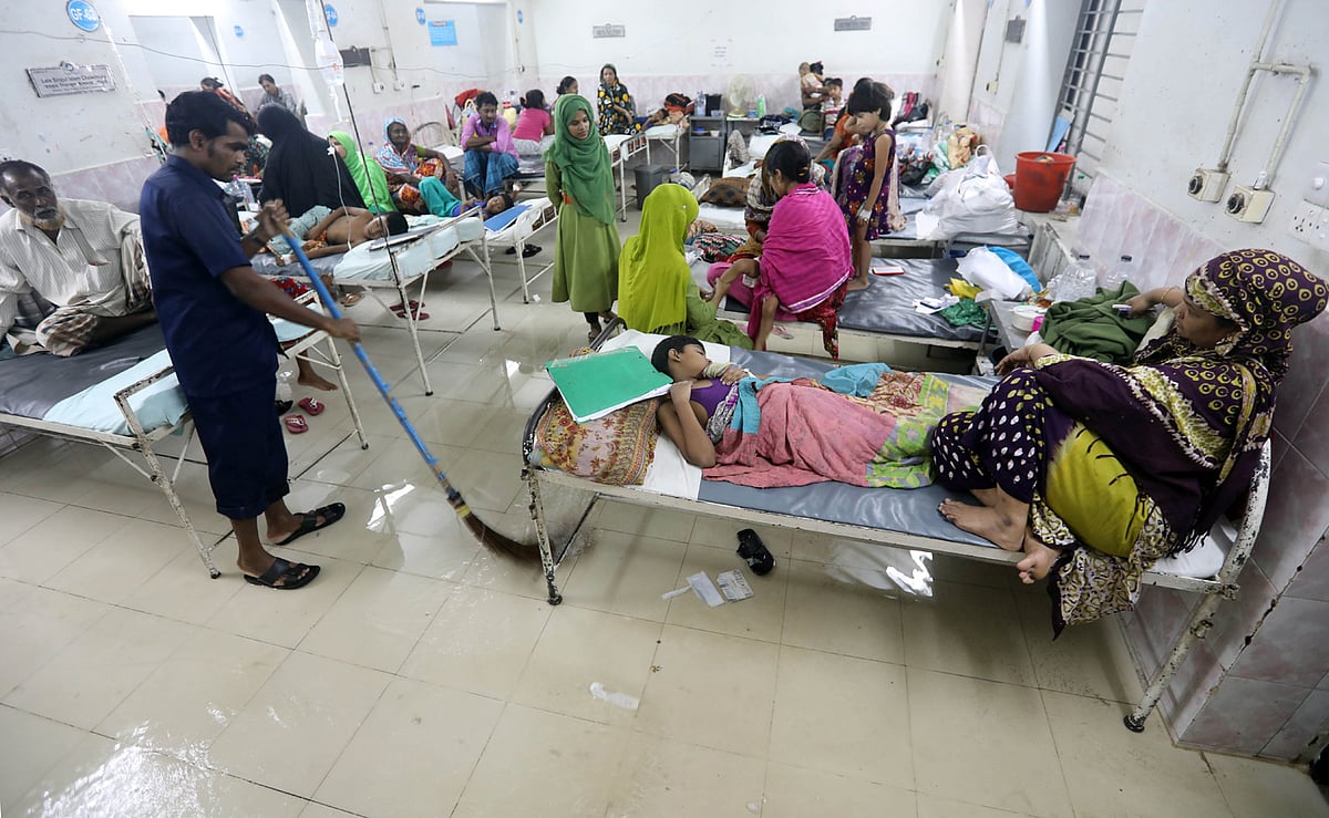 বৃষ্টিতে চট্টগ্রাম নগরের বিভিন্ন স্থানের রাস্তাঘাট, বাসাবাড়ি, দোকানপাট এমনকি হাসপাতালেও পানি ঢুকে জনদুর্ভোগ চরমে পৌঁছেছে। আগ্রাবাদ মা ও শিশু হাসপাতালের দৃশ্য এটি। রোববার বেলা তিনটা থেকে গতকাল বেলা তিনটা পর্যন্ত ২৪ ঘণ্টায় ২২৯ দশমিক ৪ মিলিমিটার বৃষ্টিপাত হয়েছে। চট্টগ্রাম, ১১ জুন। ছবি: জুয়েল শীল