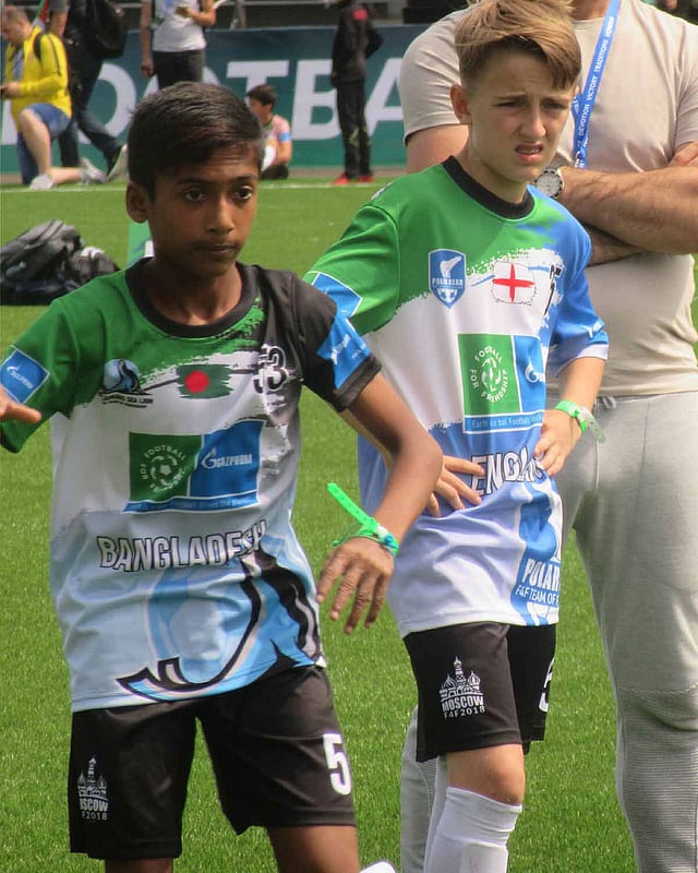 বুকে বাংলাদেশের পতাকা দেখেই বোঝা যাচ্ছে সামনের খেলোয়াড়টি রাফি। ছবি: বাফুফে