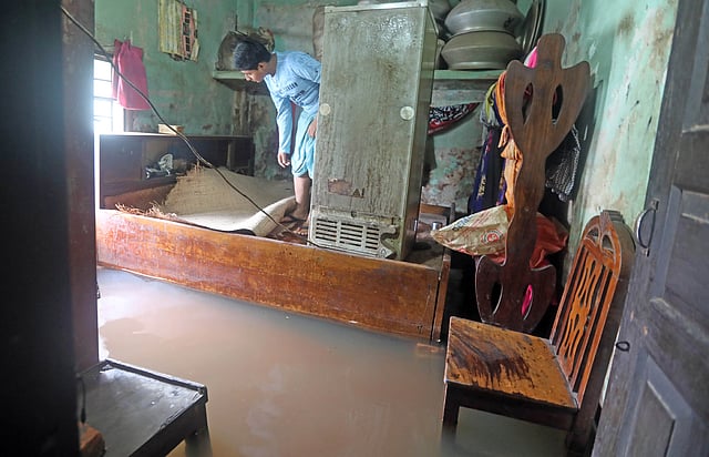 টানা দুই দিনের বৃষ্টিতে নগরের বহদ্দারহাট সিদ্দিক খলিপার বাড়ি এলাকার ইয়াসমিন আক্তারের ঘরে পানি। তাদের থাকতে হচ্ছে পাশের ঘরের দ্বিতল ভবনে। বহদ্দারহাট পুকুর পাড়, চট্টগ্রাম নগর, দুপুর সাড়ে ১২টা, ১২ জুন। ছবি: জুয়েল শীল