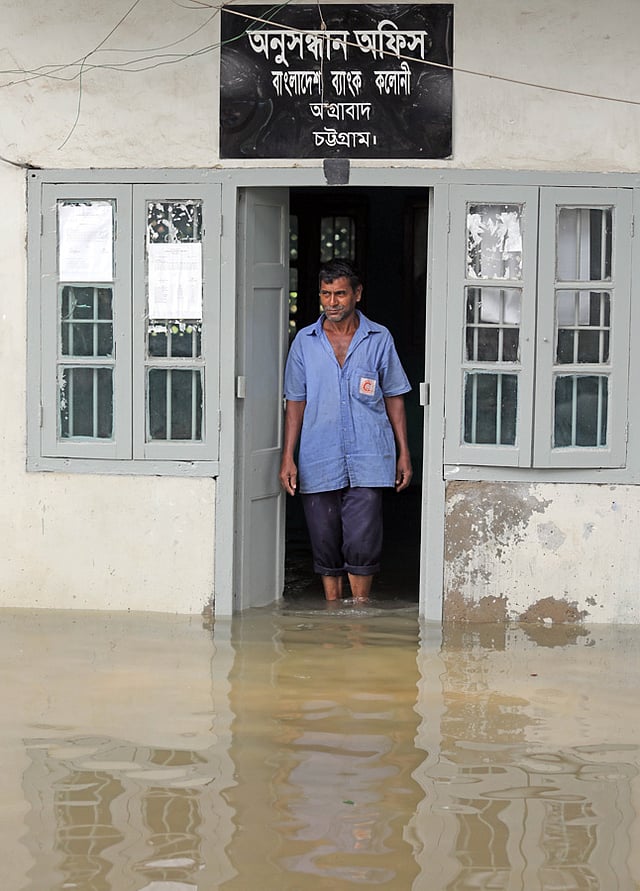 জলাবদ্ধতা থেকে রেহাই পায়নি আগ্রাবাদের বাংলাদেশ ব্যাংক কলোনিও। আগ্রাবাদ সিডিএ এলাকা, চট্টগ্রাম, ১১ জুন। ছবি: জুয়েল শীল