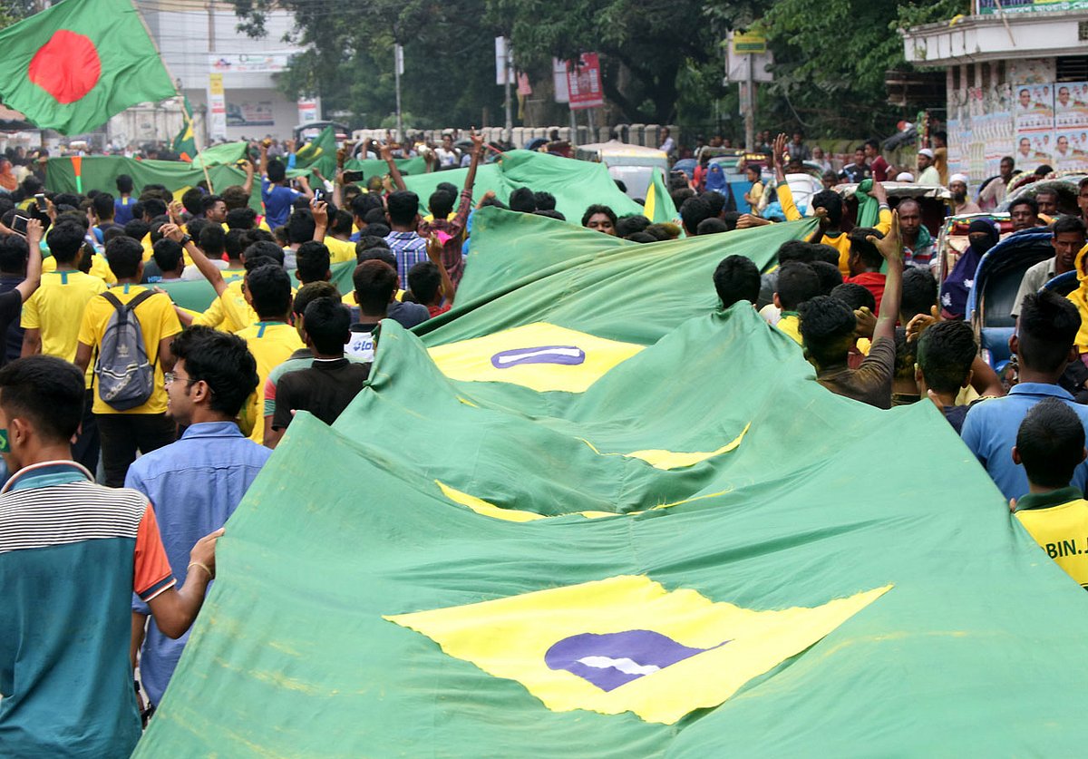 ব্রাজিল দলের সমর্থকেরা বগুড়া শহরে ২৫০ ফুট দৈর্ঘ্যের পতাকা নিয়ে আনন্দ মিছিল বের করেন। সাতমাথা, বগুড়া, ১৩ জুন। ছবি: সোয়েল রানা