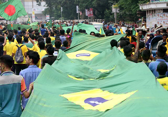ব্রাজিল দলের সমর্থকেরা বগুড়া শহরে ২৫০ ফুট দৈর্ঘ্যের পতাকা নিয়ে আনন্দ মিছিল বের করেন। সাতমাথা, বগুড়া, ১৩ জুন। ছবি: সোয়েল রানা