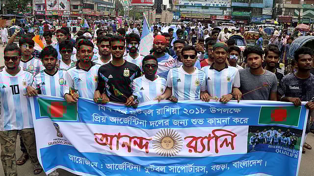 আর্জেন্টিনা দলের জন্য শুভকামনা জানিয়ে ২০০ ফুট দৈর্ঘ্যের পতাকা নিয়ে আনন্দ শোভাযাত্রা বের করেন সমর্থকেরা। বগুড়া, ১২ জুন। ছবি: প্রথম আলো