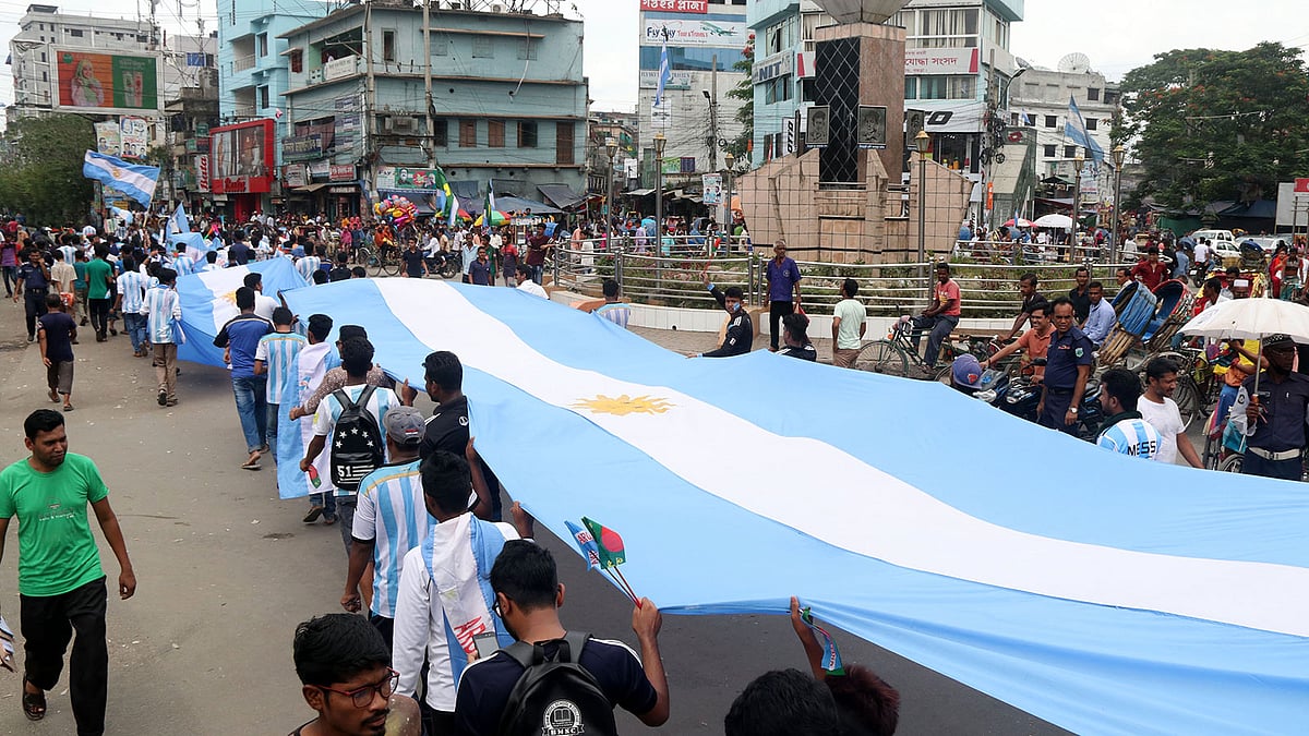 আর্জেন্টিনা দলের জন্য শুভকামনা জানিয়ে ২০০ ফুট দৈর্ঘ্যের পতাকা নিয়ে আনন্দ শোভাযাত্রা বের করেন সমর্থকেরা। বগুড়া, ১২ জুন। ছবি: প্রথম আলো
