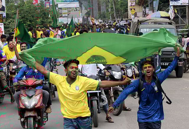 বগুড়া শহরে ব্রাজিল ফুটবল দলের সমর্থকদের আনন্দ মিছিল। সাতমাথা, বগুড়া, ১৩ জুন। ছবি: সোয়েল রানা