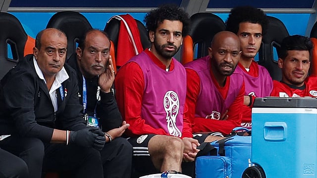 বেঞ্চে বসেই হতাশমুখে দলের হার দেখতে হয়েছে সালাহকে। ছবি: রয়টার্স