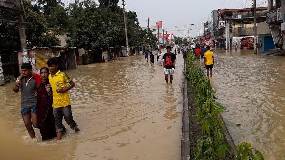 বন্যার পানিতে মৌলভীবাজার শহরের কুসুমবাগ এলাকার রাস্তা ডুবে গেছে। মৌলভীবাজার, ১৭ জুন। ছবি: প্রথম আলো