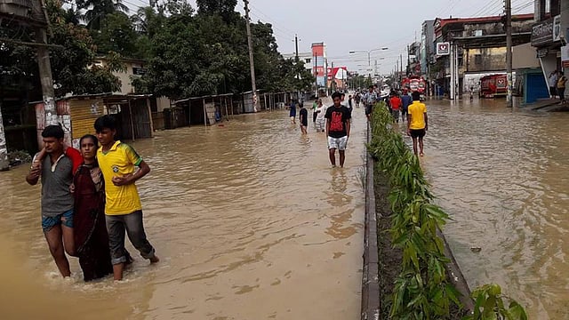বন্যার পানিতে মৌলভীবাজার শহরের কুসুমবাগ এলাকার রাস্তা ডুবে গেছে। মৌলভীবাজার, ১৭ জুন। ছবি: প্রথম আলো