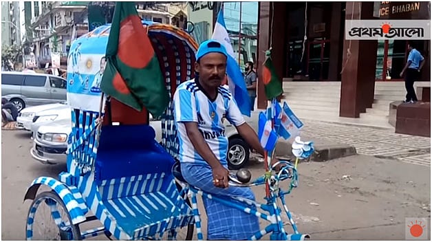 আর্জেন্টিনার রঙে নিজের রিকশাকে রাঙিয়েছেন আবু তাহের। সবাই তাঁকে আদর করে ‘মেসি’ নামেই ডাকেন। ছবি: প্রতিবেদক