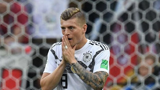 হতাশায় মুখ লুকোচ্ছেন টনি ক্রুজ। ছবিঃ এএফপি