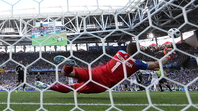 মেসির দুর্বল শট ঠেকিয়ে দেন আইসল্যান্ডের গোলরক্ষক হলডরসন। ছবি: রয়টার্স