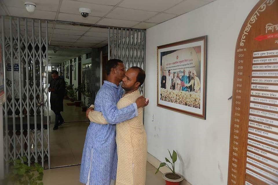 ঈদুল ফিতরের ছুটি শেষে অফিসে কাজ শুরু হয়েছে। বাংলাদেশ সচিবালয়ে ঈদের শুভেচ্ছা বিনিময় করছেন দুজন। বাংলাদেশ সচিবালয়, ঢাকা, ১৮ জুন। ছবি: প্রথম আলো