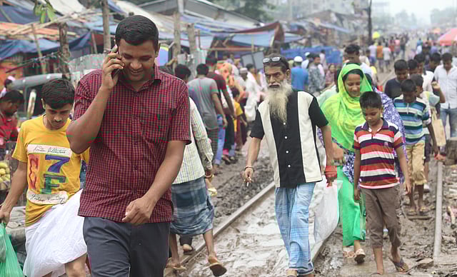 রেললাইন দিয়ে হাঁটছেন পথচারীরা।
