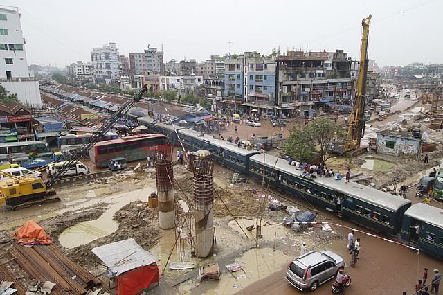 রেললাইনের একাংশজুড়ে বাজার। অন্যদিকে চলছে নির্মাণকাজ। বিশৃঙ্খলভাবে চলছে যানবাহন।