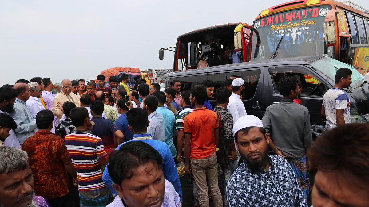 কুমিল্লার দাউদকান্দি উপজেলায় বাস ও মাইক্রোবাস সংঘর্ষে দাউদকান্দি পৌর ছাত্রদল নেতা জুয়েল মিয়া (১৯) নিহত হয়েছেন। ছবি: প্রথম আলো