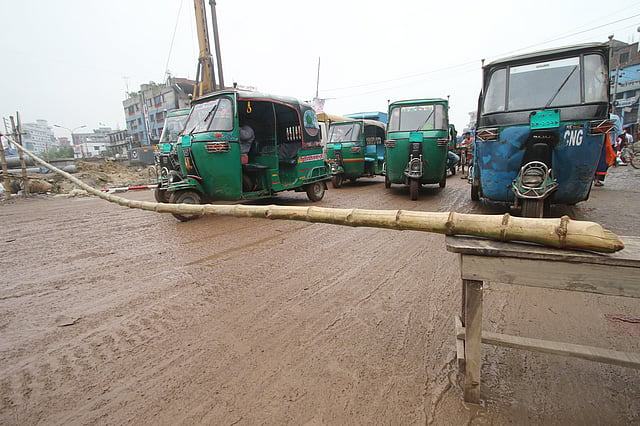 ট্রেন আসছে। যানবাহন থামাতে ব্যবহার করা হচ্ছে বাঁশ।