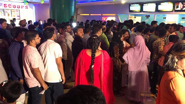 রাজধানীর ব্লকবাস্টার সিনেমাসের বাইরে পোড়ামন ২ দেখার জন্য দর্শকের ভিড়