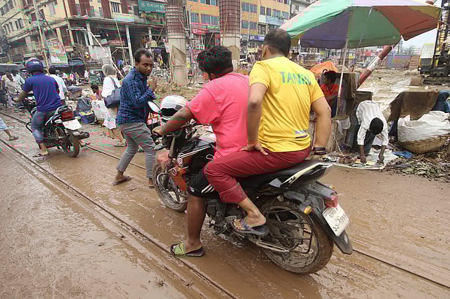 রেলপথ দিয়ে ইউটার্ন নিচ্ছেন মোটরসাইকেলচালকেরা।