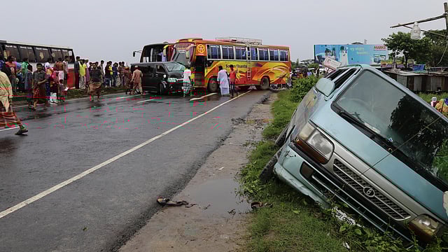 কুমিল্লার দাউদকান্দি উপজেলায় বাস ও মাইক্রোবাস সংঘর্ষে দাউদকান্দি পৌর ছাত্রদল নেতা জুয়েল মিয়া (১৯) নিহত হয়েছেন। ছবি: প্রথম আলো