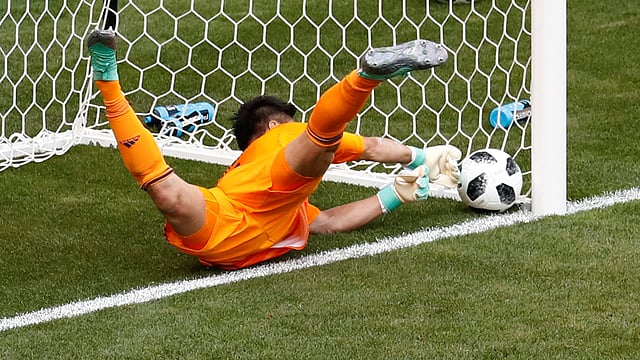 কিন্তেরোর ফ্রিকিক আটকাতে পারেননি জাপান গোলরক্ষক কাওয়াশিমা। ছবি: রয়টার্স