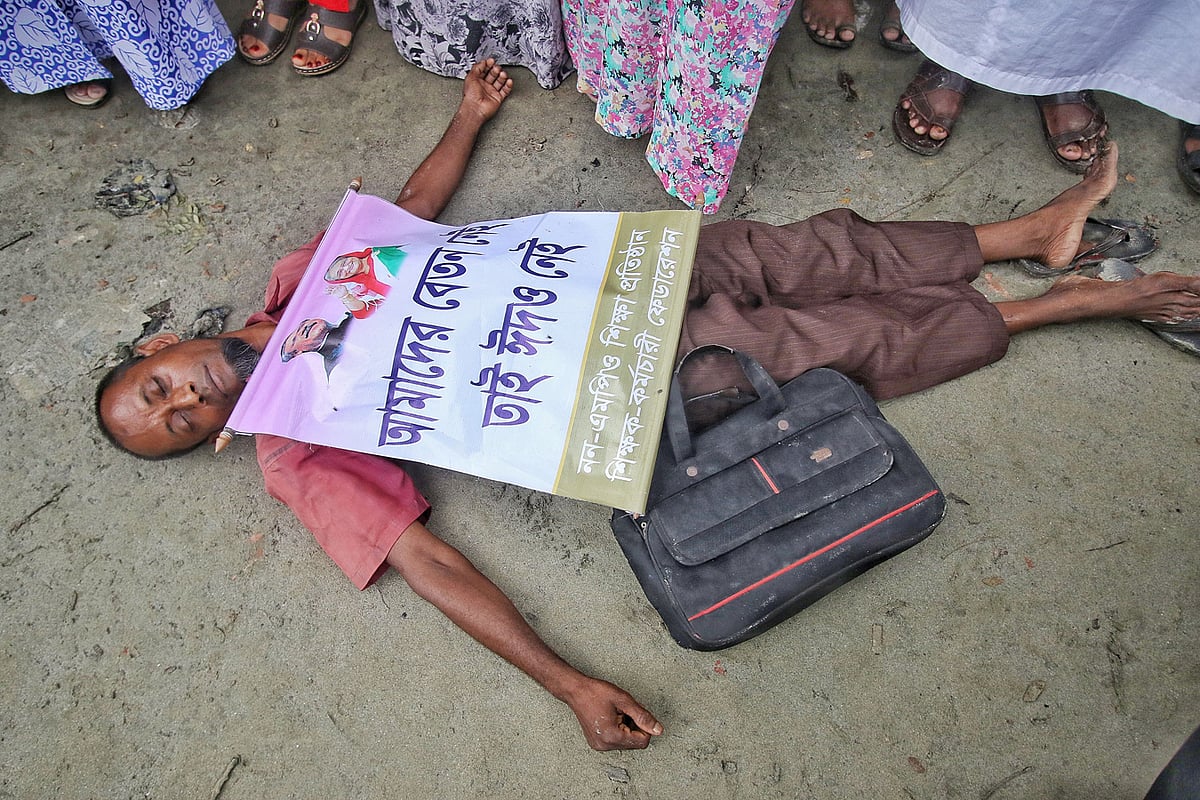 নন–এমপিও শিক্ষাপ্রতিষ্ঠান শিক্ষক–কর্মচারী ফেডারেশন এমপিওভুক্তির প্রতিশ্রুতি বাস্তবায়নের দাবিতে জাতীয় প্রেসক্লাবের উত্তর পাশের সড়কে অবস্থান নেয়। ছবি : সাইফুল ইসলাম