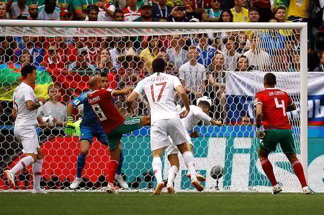 জোয়াও মুতিনহোর কর্নার থেকে এভাবেই মাথা ছুঁইয়ে গোলটি করেন রোনালদো। ছবি: রয়টার্স