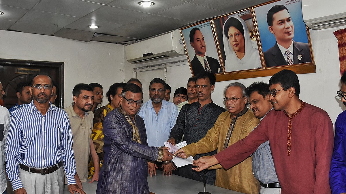 ঢাকার নয়াপল্টন কার্যালয়ে তিন সিটি করপোরেশন নির্বাচনের মেয়র পদে মনোনয়নপত্র বিতরণ করছে বিএনপি। ছবি: সাইফুল ইসলাম