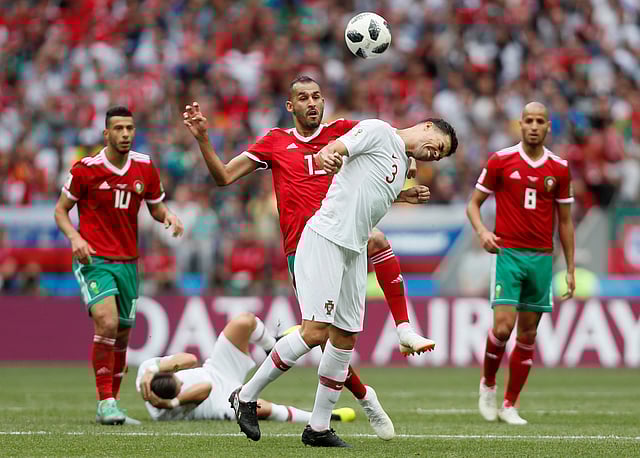 মরক্কোর খালিদ বউতায়েবকে বাধা দিচ্ছেন পর্তুগালের পেপে। ছবি: রয়টার্স