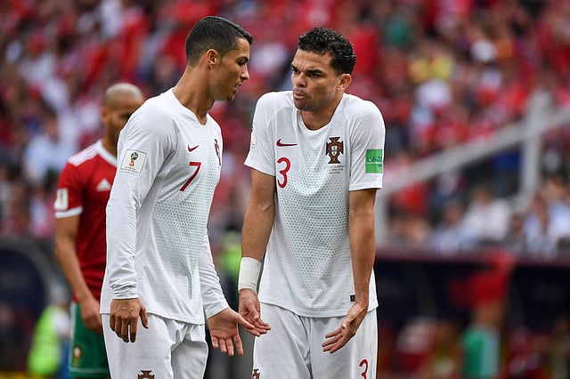 ম্যাচের একপর্যায়ে নিজেদের মধ্যে আলাপরত দুই পর্তুগিজ তারকা রোনালদো ও পেপে। ছবি: এএফপি