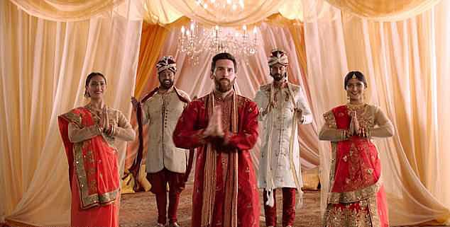 শেরওয়ানি পরে গানের তালে নাচছেন মেসি। ছবি: মেইল অনলাইন