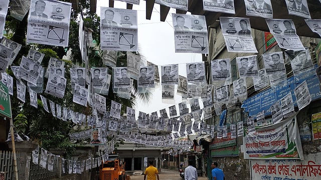গাজীপুরে এখন আপনাকে অভ্যর্থনা জানাবে অজস্র পোস্টার। ছবি: প্রথম আলো