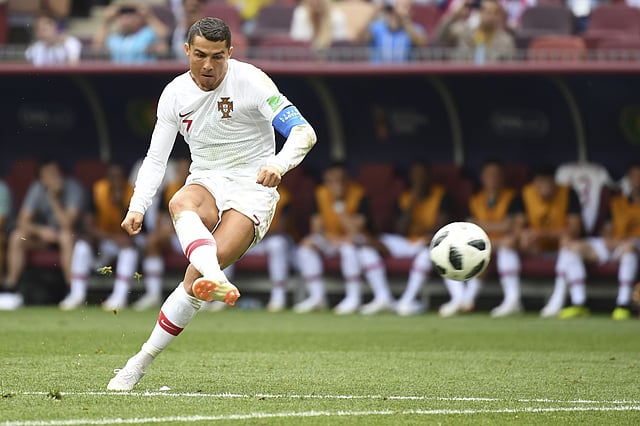 রোনালদোর ফ্রিকিকের মুহূর্ত। ছবি: এএফপি