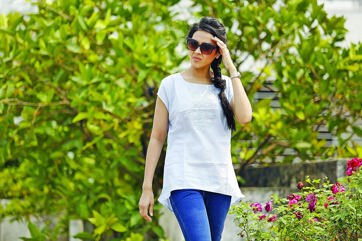 রোদে বের হলে অবশ্যই রোদচশমা পরতে হবে। মডেল: দিপা, ছবি: অধুনা