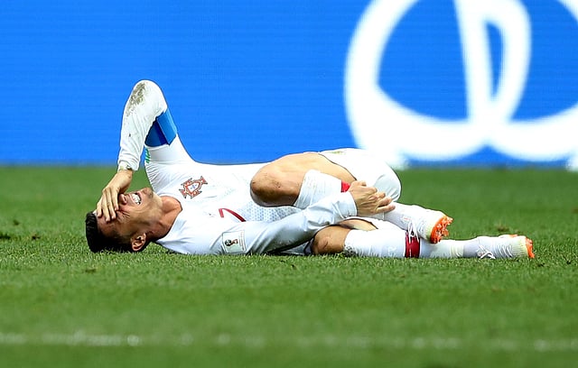 ব্যথায় কাতরাচ্ছেন রোনালদো। ছবি: রয়টার্স