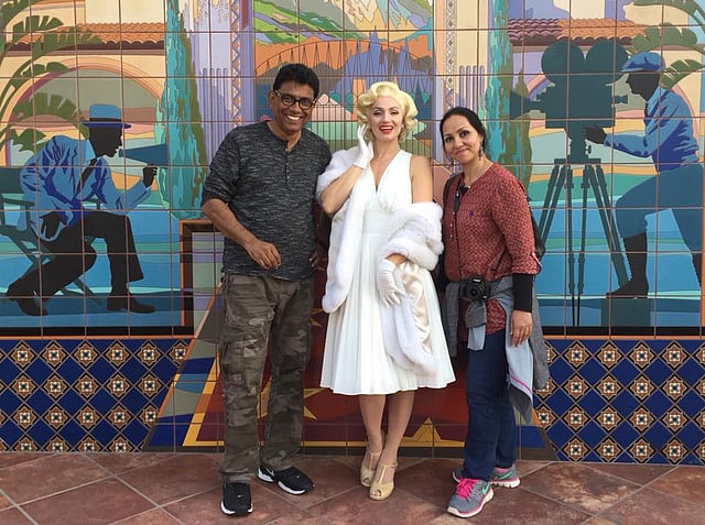 আসল হেমা মালিনীর সঙ্গে দেখা হওয়ার আগে ইউনিভার্সেল স্টুডিওতে নকল মেরিলিন মনরোর পাশে আফজাল হোসেন ও তাজিন হালিম। ছবি: ফেসবুক থেকে নেওয়া