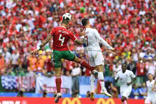 বলের দখল নিতে শূন্যে লাফিয়েছেন রোনালদো ও মরক্কোর ম্যানুয়েল ডি কস্তা। ছবি: এএফপি