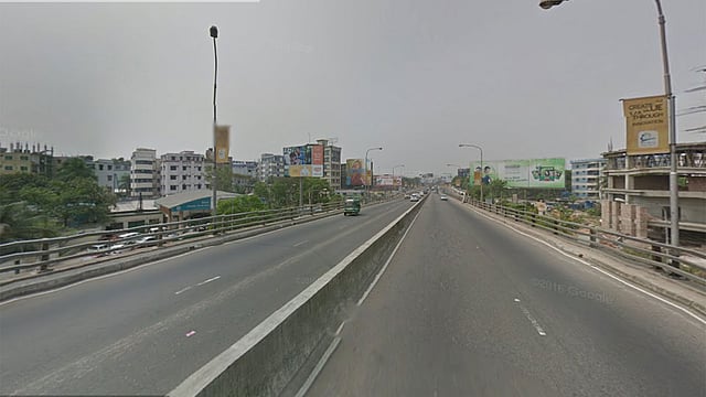 মঙ্গলবার রাত সাড়ে ১০টার দিকে মহাখালী ফ্লাইওভারে ওঠার মুখে দুর্ঘটনাটি ঘটে। ছবি: গুগল স্ট্রিট ভিউ থেকে নেওয়া