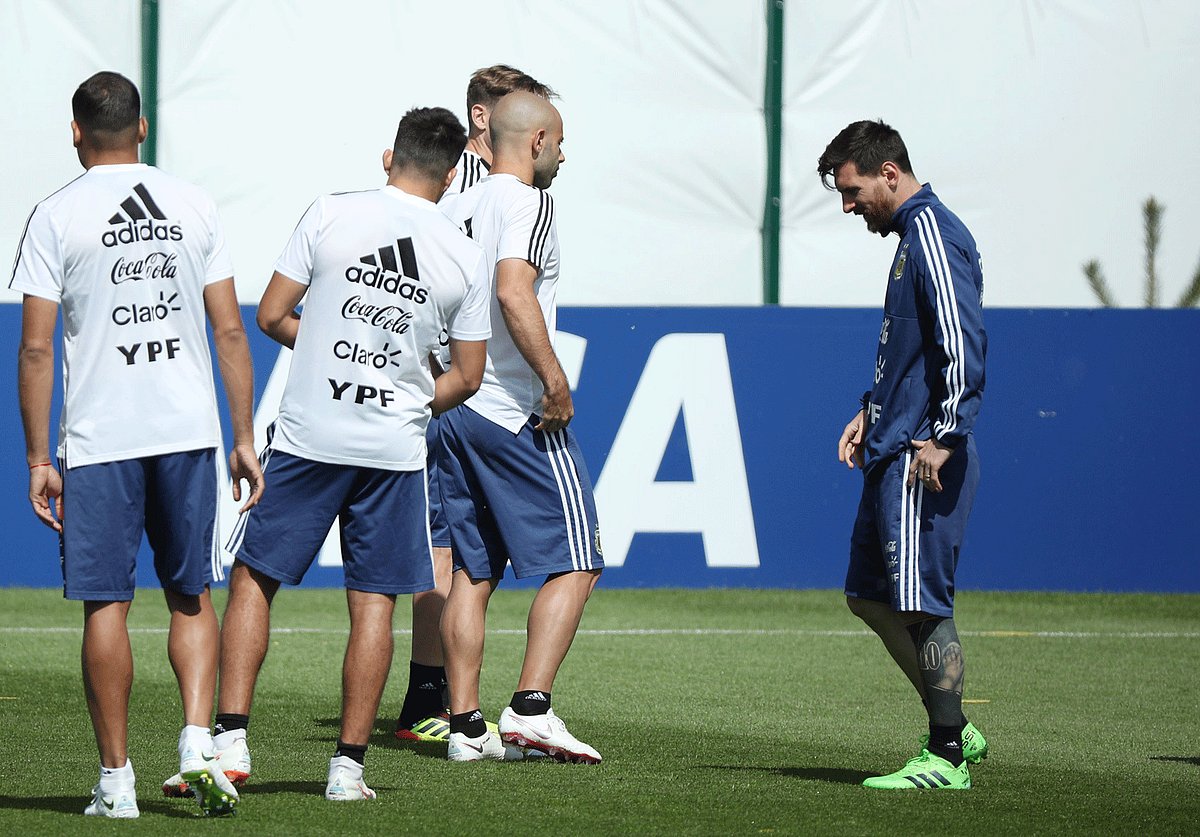 অনুশীলনে মেসিকে আলাদা করা যায়। শুধু পরনের পোশাকের কারণে নয়; দলের মধ্যে সবচেয়ে বেশি মুখ ভারও যে তাঁর! ছবি: রয়টার্স