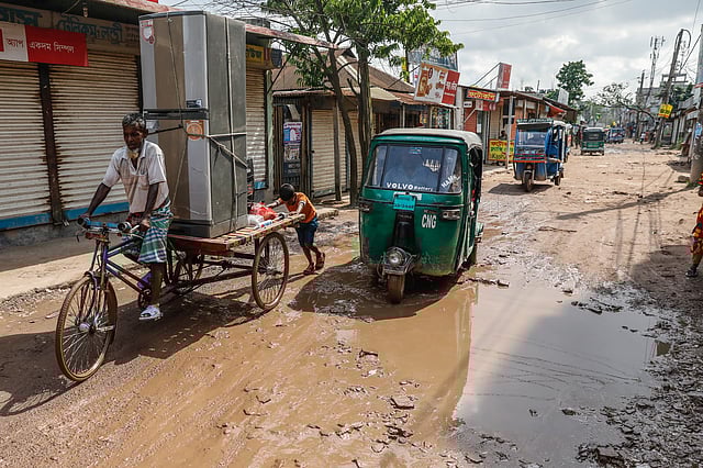 একার পক্ষে রিকশাভ্যান চালানো দায়। তাই শিশুর সাহায্য নিচ্ছেন এক চালক