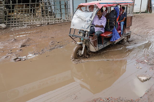 যেকোনো জায়গায় থাকতে পারে বড় গর্ত। তাই সাবধানে এই চালক