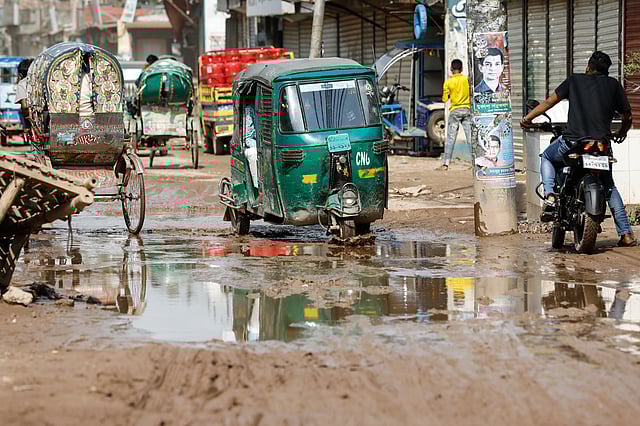 কাদাপানি আর গর্তে চলা দায়