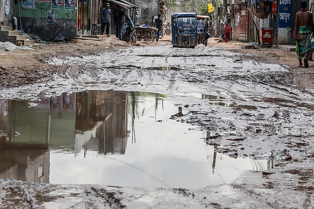 পূর্ব নন্দীপাড়া সড়কের পুরোটাজুড়েই এমন চিত্র